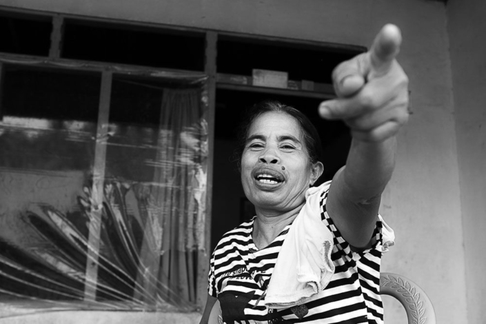 Portrait d'une femme le doigt tendu, en noir et blanc