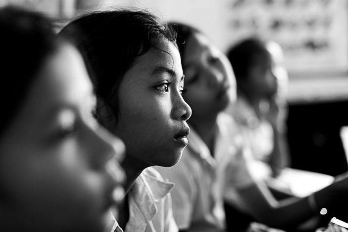 Photo noir et blanche gros plan d'enfants à l'école