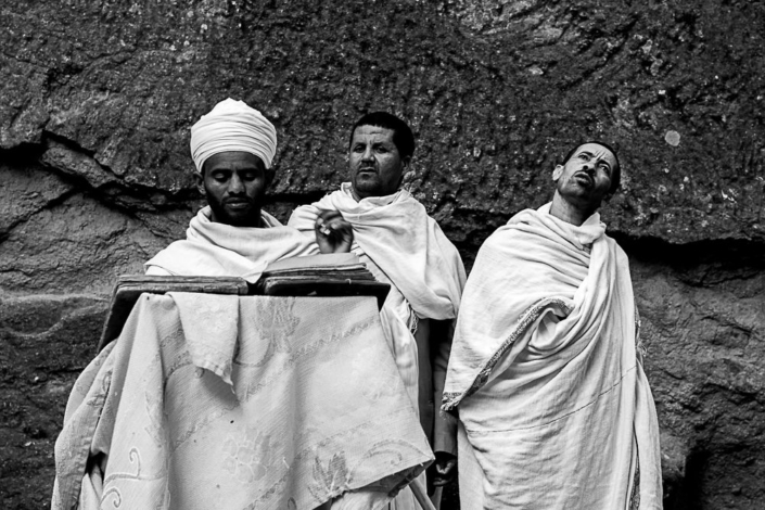 Trois prêtres chantent, photo en noir et blanc