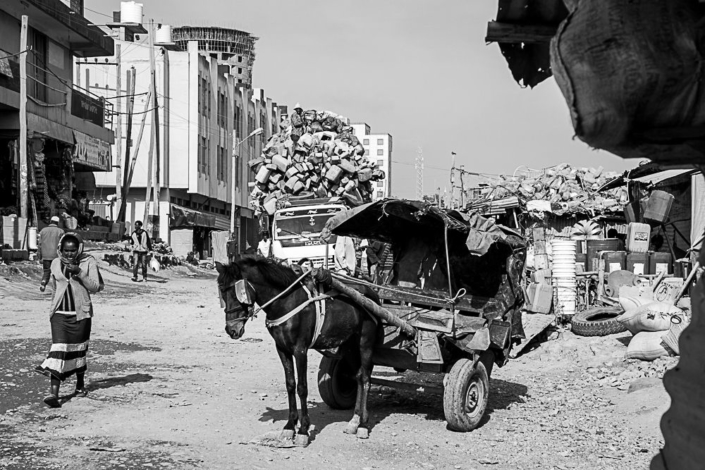 Vue sur une charrette et des camions chargés