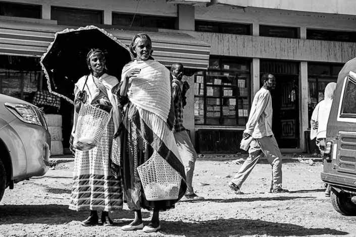 Deux femmes au marché