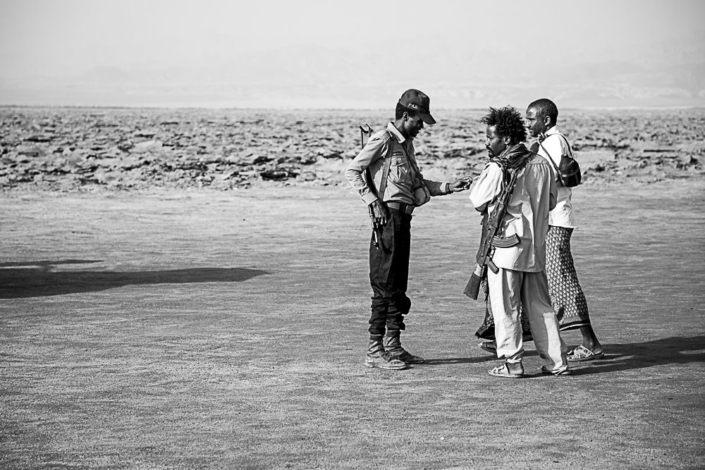 Trois gardes armés dans le désert du Danakil en Ethiopie, Cliché noir et blanc