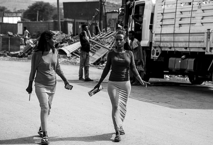 Deux jeunes femmes éthiopiennes dans la rue