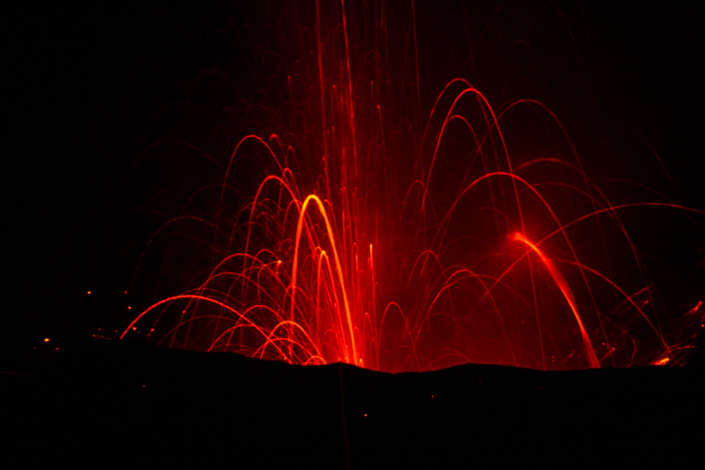 Gerbes de lave incandescente photographiées de nuit