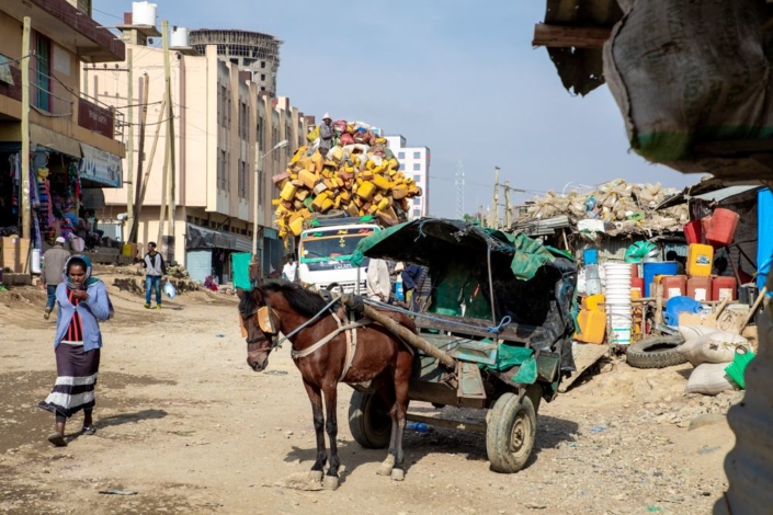 Photo documentaire de la ville de Mekele en Ethiopie. Vue sur un cheval, une charrette, un camion