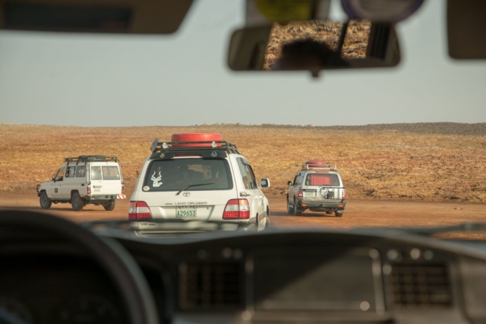 Un groupe de jeeps dans le désert du Danakil