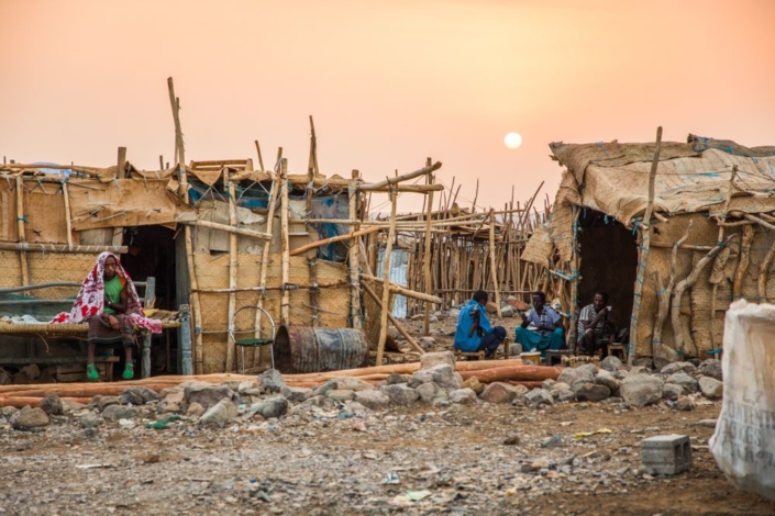 Photographie d'un campement Afar dans le coucher de soleil