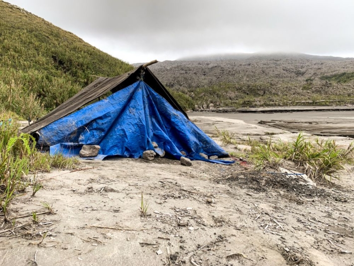 Photo d'une tente dans la caldeira d'un volcan