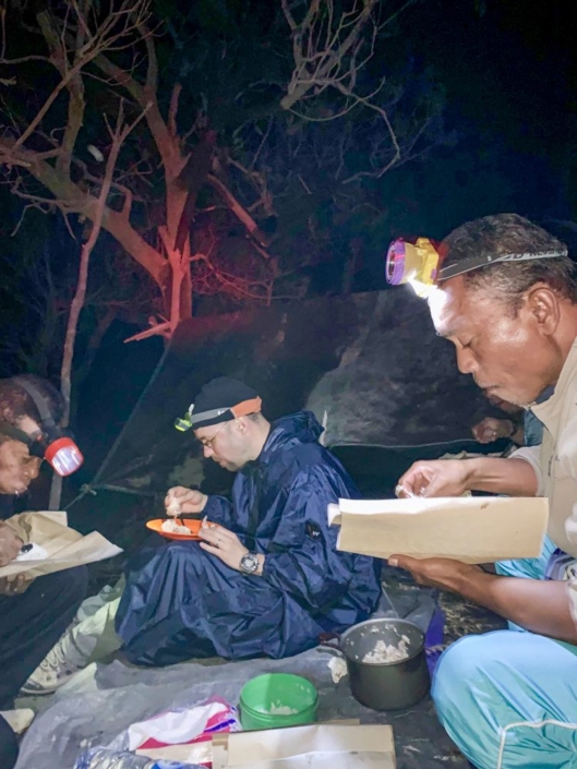 Repas dans la nuit à la frontale