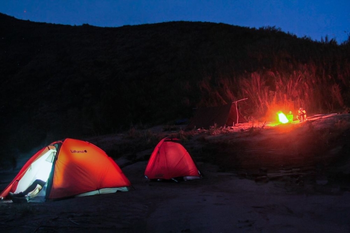Cliché photographique nocturne de deux tentes