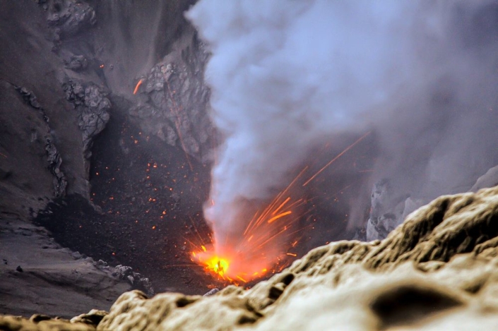 Explosion au fond d'un cratère