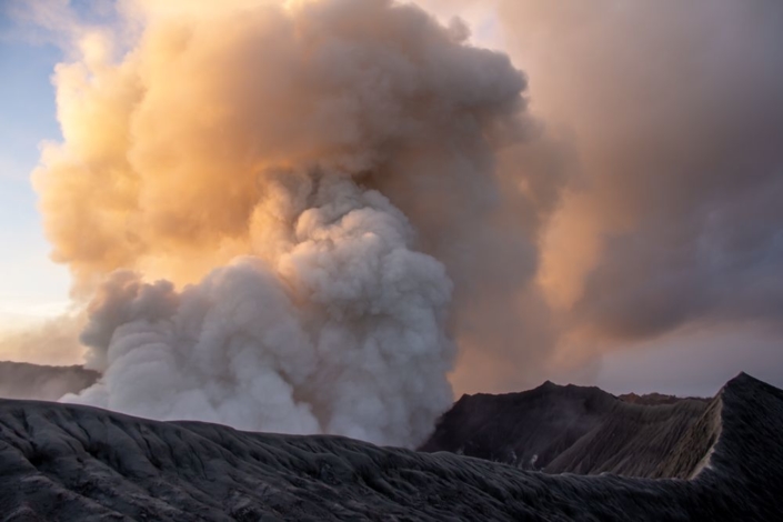 Nuage de gaz sortant d'un cratère