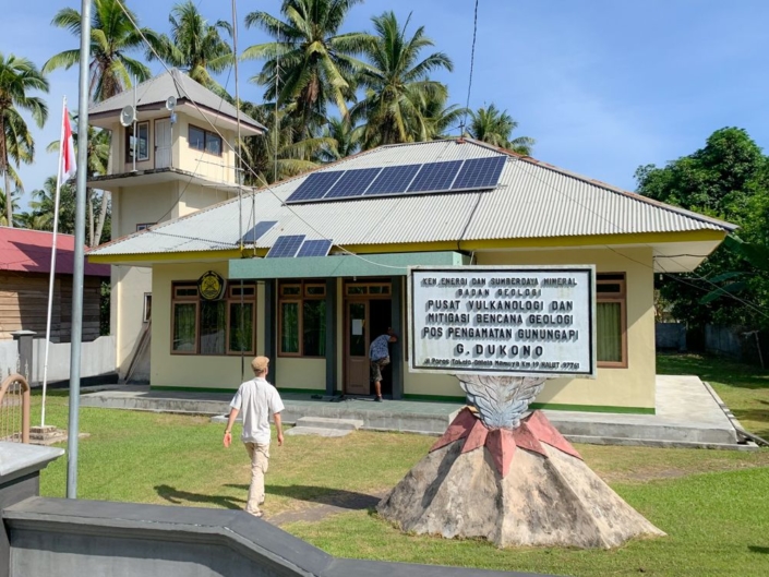 Vue sur une station de surveillance du volcan Dukono