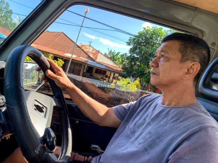 Un chauffeur indonésien conduit son véhicule tout terrain