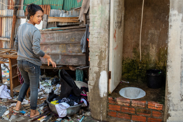 Une femme dans un bidonville