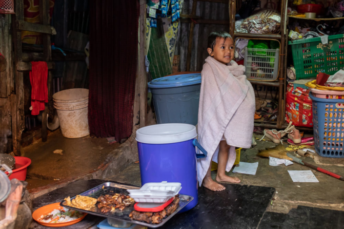 Un enfant dans le logement simple d'un bidonville