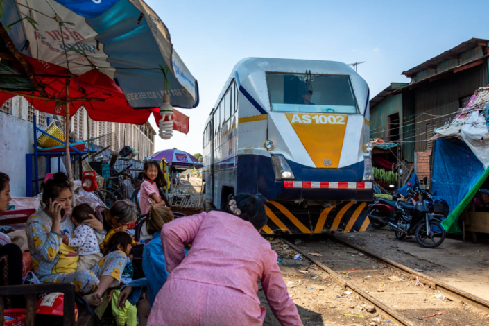 Un train froze dangereusement les habitants du bidonville de Phnom Penh