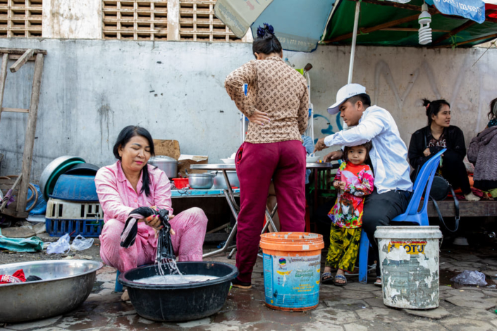 Photo d'illustration d'une femme faisant la lessive dans un bidonville