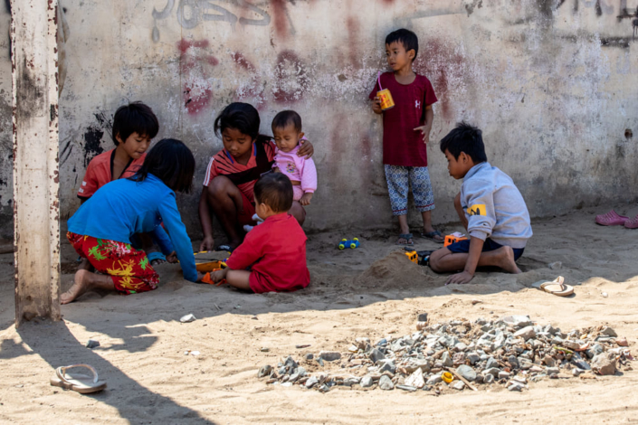 Des enfants cambodgien jouent dans le sable