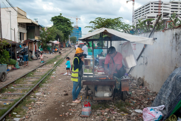 Vente ambulante le long de la voie de chemin de fer