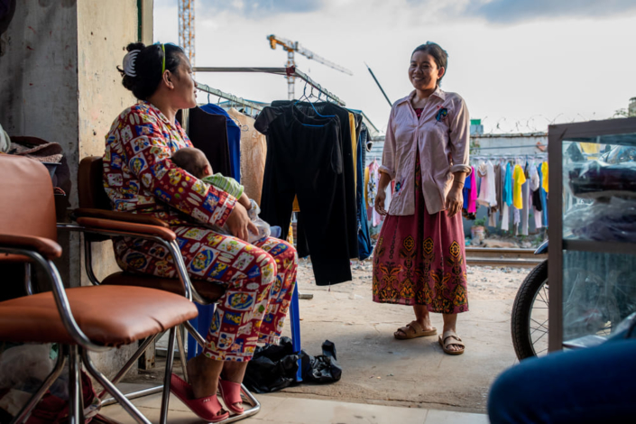 Photo de cambodgiennes prises de l'intérieur d'un magasin de vêtements