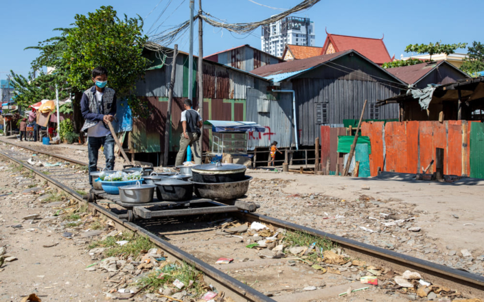 Scène de vie sur la voie ferrée d'un bidonville