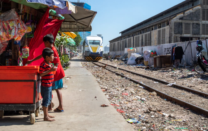 Trains, habitants et ordures se côtoient dans un bidonville de Phom Penh