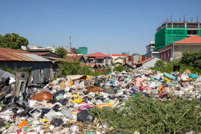 Photo journalistique d'une décharge d'ordure dans un bidonville