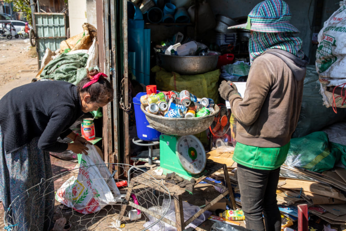Commerce d'ordures triées dans un bidonville de Phnom Penh
