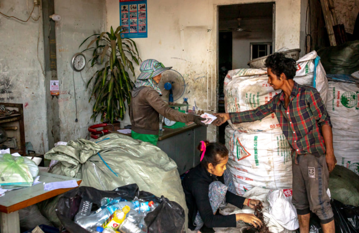 Vente d'ordures triées dans un bidonville de Phnom Penh