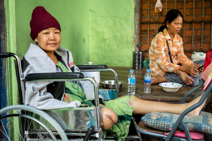 Une cambodgienne handicapée dans un fauteuil roulant