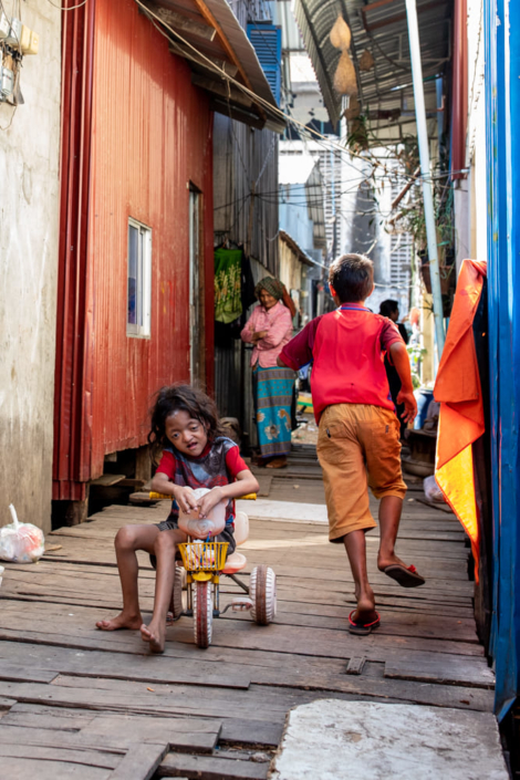 Une enfant handicapée sur un petit vélo