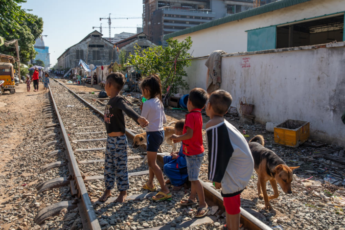 Enfants sur les rails d'un bidonville de Phnom Penh