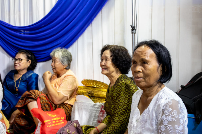 Quatre femmes célèbrent un marriage cambodgien