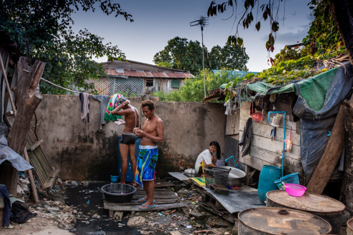 Deux cambodgiens prennent une douche en plein air