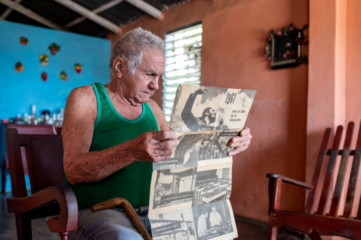 Un vieux Cubain lit le journal.