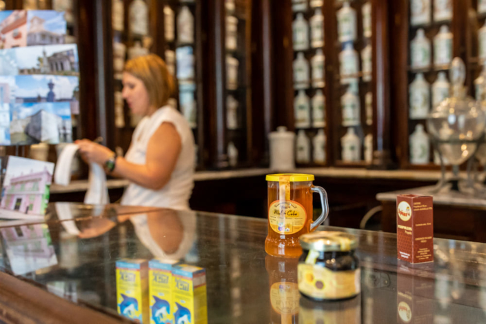 Pot de miel sur le comptoir d'une pharmacie cubaine.