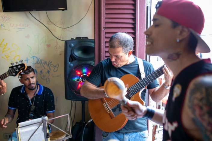 Photo d'un guitariste de rue avec ses musiciens