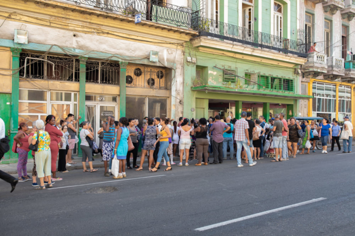 Documentation photo journalistique de la file d'attente devant un magasin d'alimentation de la Havane