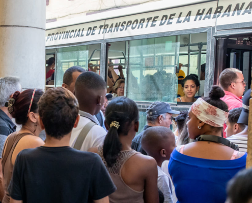 Bousculade pour entrer dans un bus de la Havane