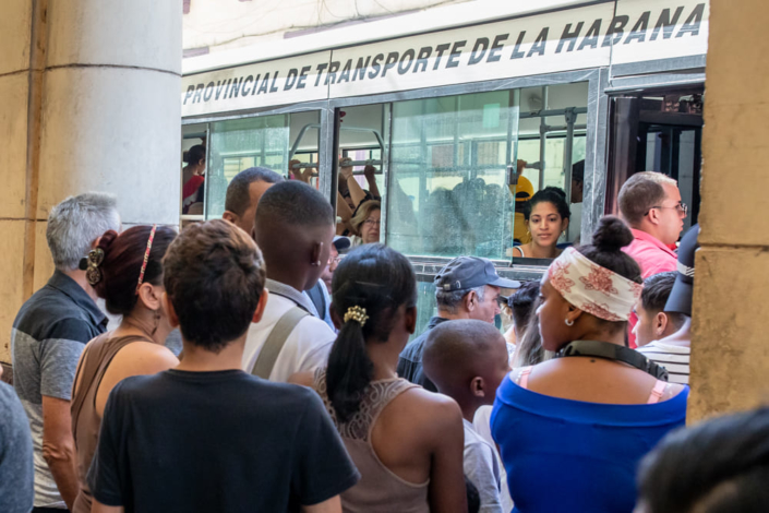 Bousculade pour entrer dans un bus de la Havane
