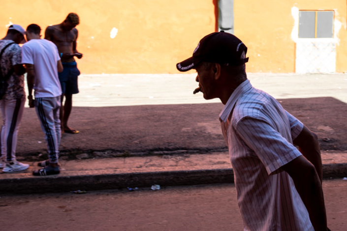 Portrait à contre jour d'un Cubain dans la rue