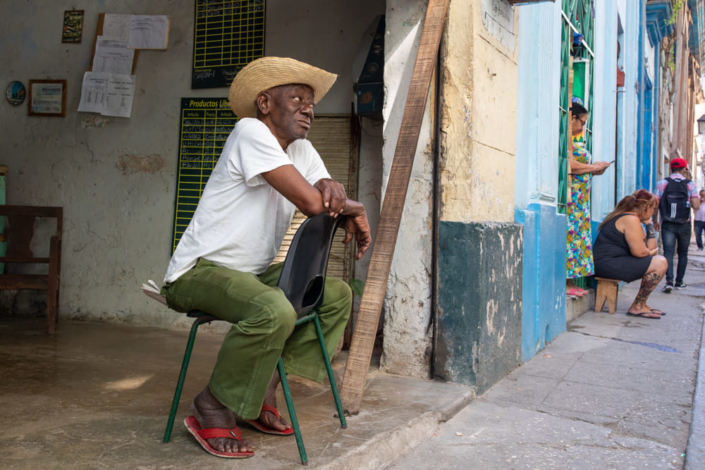 Un Cubain typique sur une chaise dans une rue de la Havana Vieja