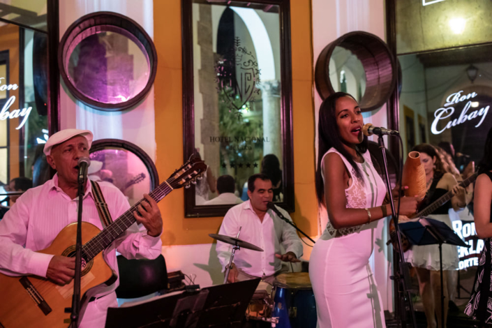 Guitariste et chanteuse se donnent la réplique