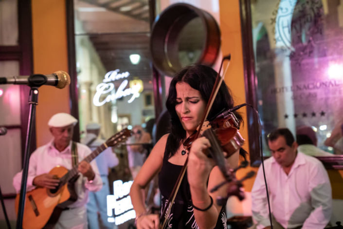 Une violoniste s'exprime avec sensibilité