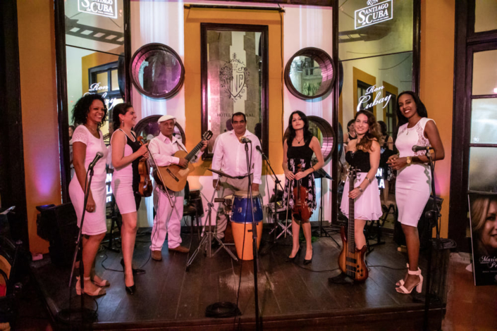 Photo de groupe des musiciens sur la scène de l'hotel nacional de la Havane