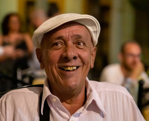 Portrait journalistique de face du musicien cubain Eduardo Sardiñas