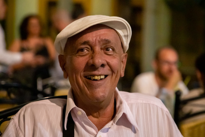 Portrait journalistique de face du musicien cubain Eduardo Sardiñas