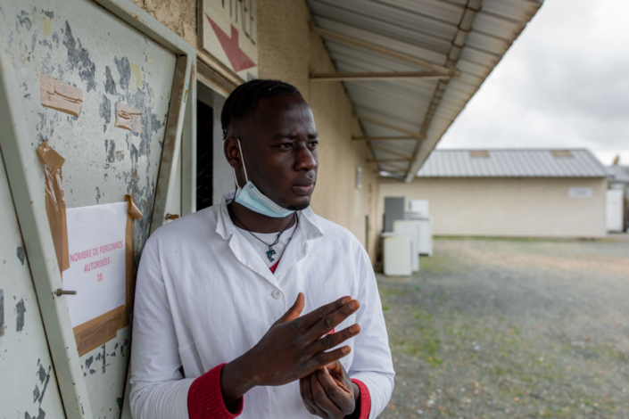 Portrait photographique d'un migrant pensif.