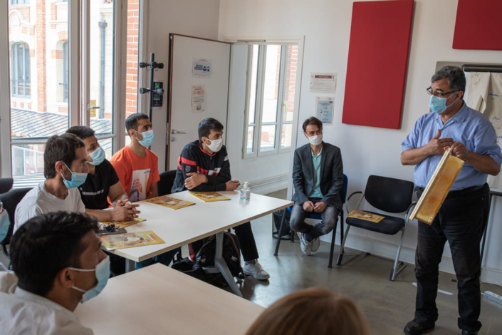 Le professeur d'apiculture donne des explications aux élèves attentifs